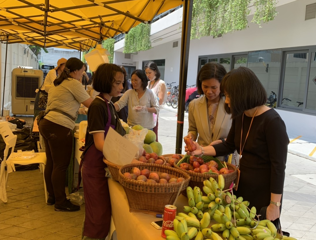 กลุ่มเกษตรอินทรีย์ จากบริษัท ประชารัฐรักสามัคคีปราจีนบุรี (วิสาหกิจเพื่อสังคม) จำกัด ออกบูธที่ตลาดหลักทรัพย์แห่งประเทศไทย