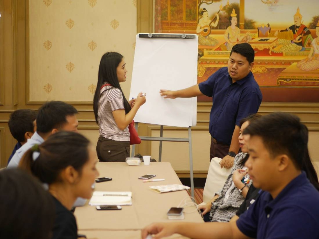 วันที่ 17 -18 ตุลาคม 2561  บริษัท ประชารัฐรักสามัคคี วิสาหกิจเพื่อสังคม (ประเทศไทย) จำกัด จัดประชุมประจำไตรมาสครั้งที่ 3/2561 สำหรับนักพัฒนาธุรกิจชุมชน รุ่น 2 ณ อาคารดีเฮาส์  วันที่ 17 ตุลาคม 2561 ได้จัดสัมมนาหัวข้อ สื่อสารอย่างไร ได้ทั้งใจ ได้ทั้งงาน วิท