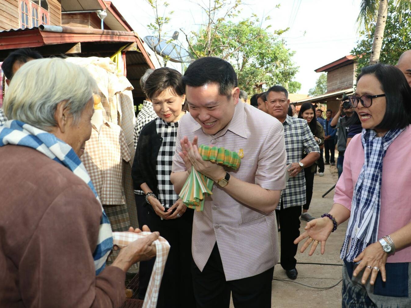 การลงพื้นที่ดูงานชุมชนกลุ่มทอผ้าทอมือ จังหวัดอำนาจเจริญ