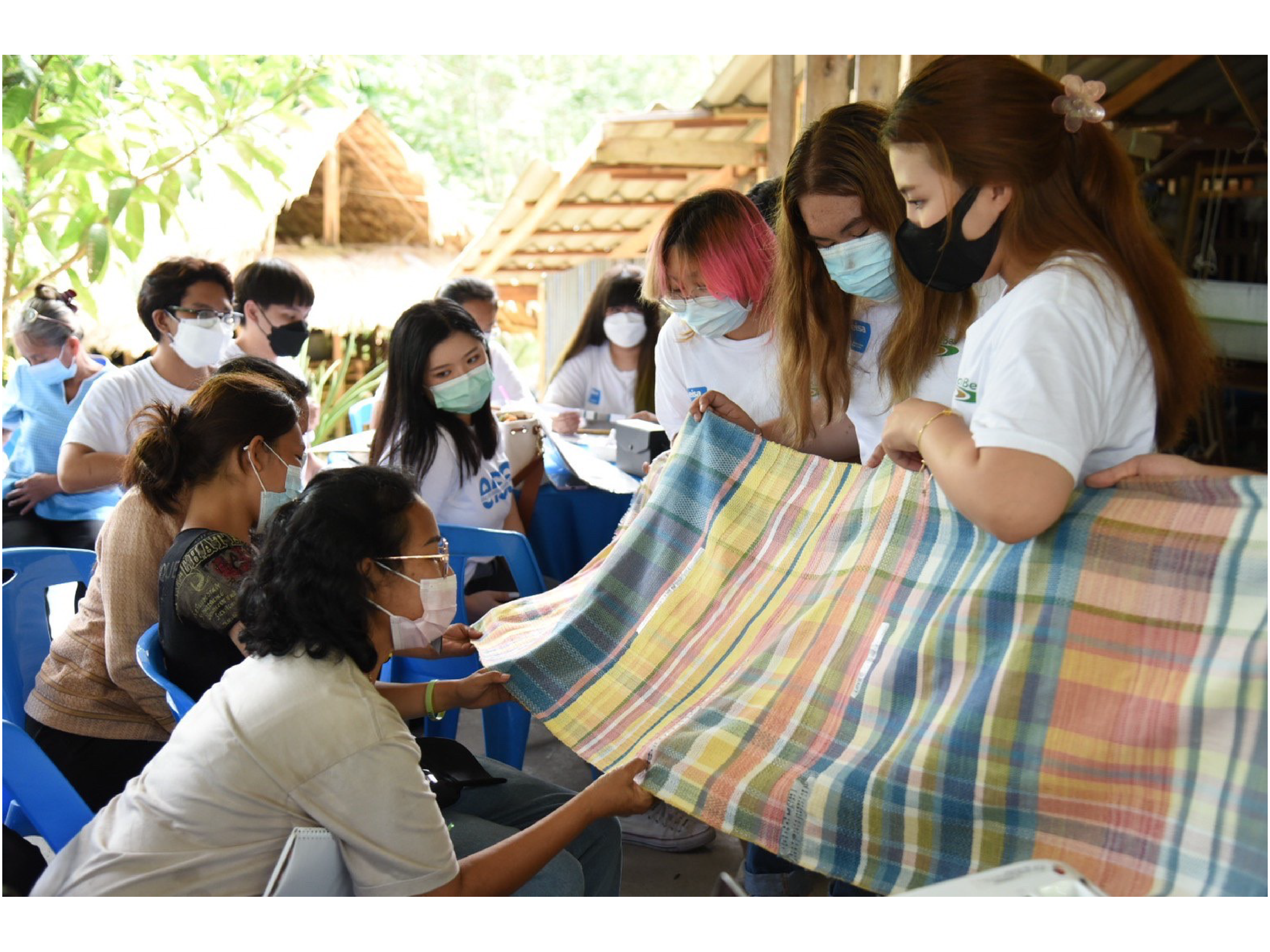 โครงการผ้าขาวม้าท้องถิ่นหัตถศิลป์ไทย ร่วมกับ eisa นำนักศึกษา ม.ธรรมศาสตร์ ลงพื้นที่กลุ่มอาชีพทอผ้าบ้านล่องมุด จ.สงขลา