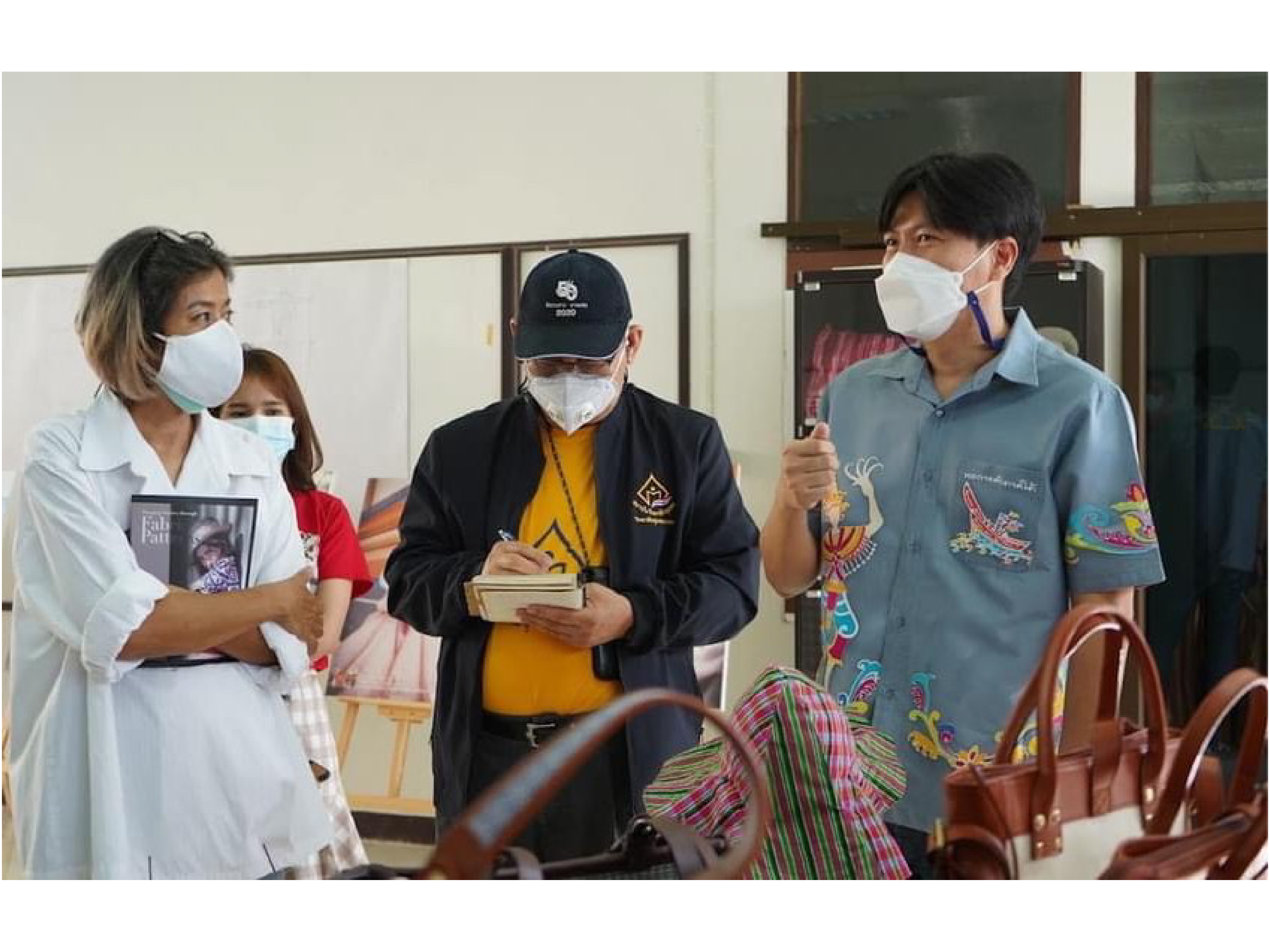 โครงการผ้าขาวม้าท้องถิ่นหัตถศิลป์ไทย ร่วมกับ eisa นำนักศึกษา ม.ธรรมศาสตร์ ลงพื้นที่กลุ่มอาชีพทอผ้าบ้านล่องมุด จ.สงขลา