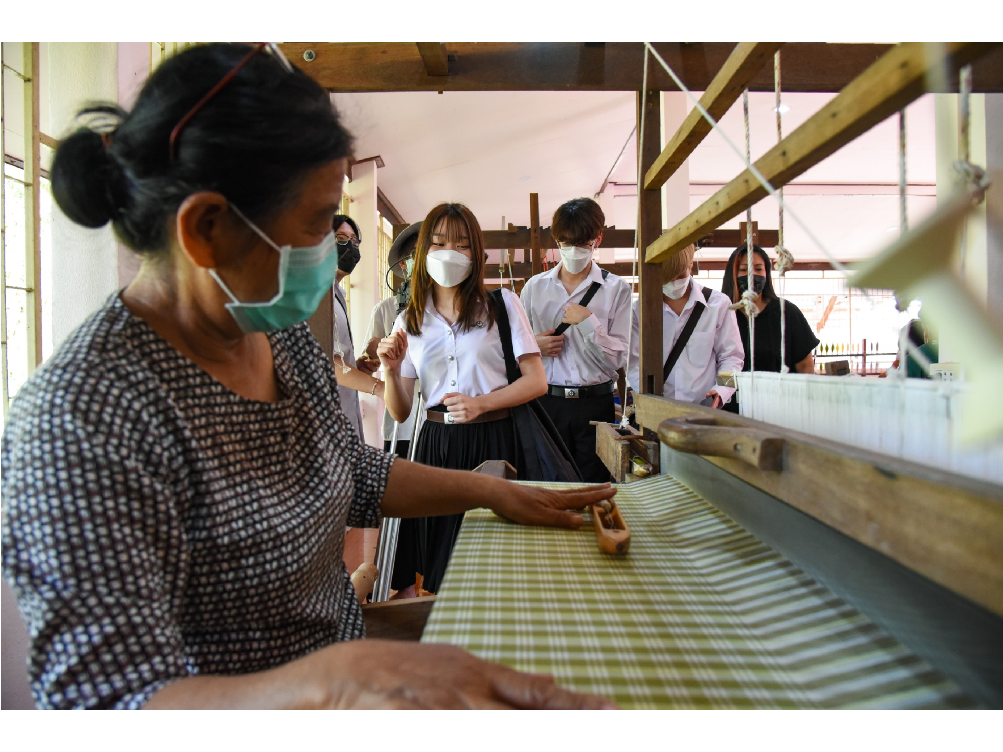 โครงการผ้าขาวม้าท้องถิ่นหัตถศิลป์ไทย ร่วมกับ eisa นำนักศึกษา ม.ศรีนครินทรวิโรฒ ลงพื้นที่วิสาหกิจชุมชนกลุ่มทอผ้าบ้านหนองเครือบุญ จ.พระนครศรีอยุธยา และสโมสรฟุตบอลอยุธยา ยูไนเต็ด