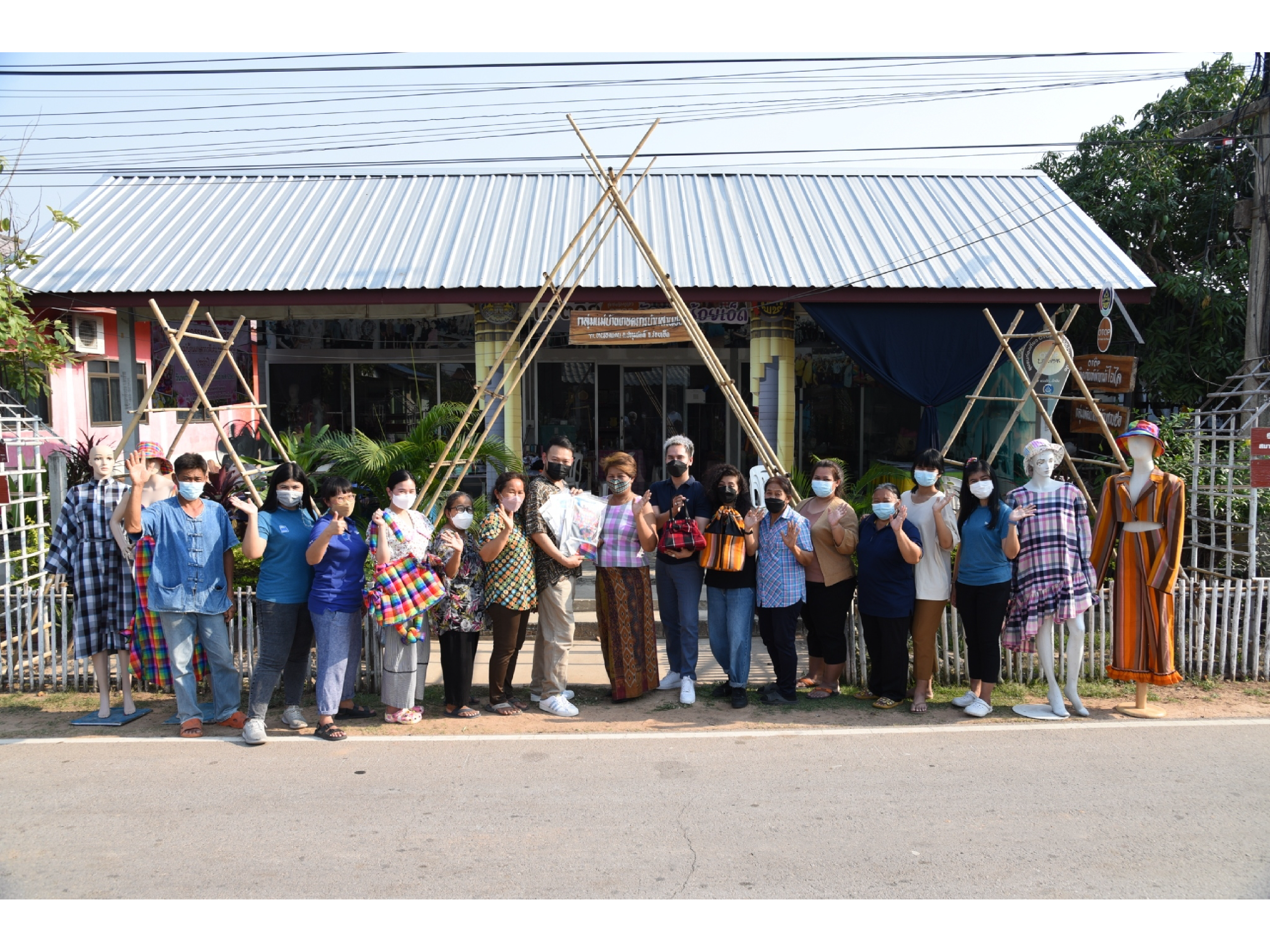 โครงการผ้าขาวม้าท้องถิ่นหัตถศิลป์ไทย ร่วมกับ eisa นำนักศึกษา ม.กรุงเทพ ลงพื้นที่กลุ่มพัฒนาสตรีทอผ้าบ้านสวนปอ “ไฉไล” จ.ร้อยเอ็ด