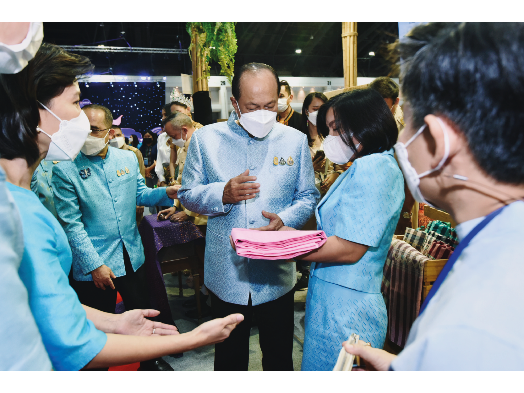 ประชารัฐรักสามัคคีประเทศไทยฯ ร่วมออกบูธงาน  ศิลปาชีพประทีปไทย OTOP ก้าวไกลด้วยพระบารมี ปี 2565 สร้างรายได้ให้ชุมชนรวมกว่า 1.8 ล้านบาท